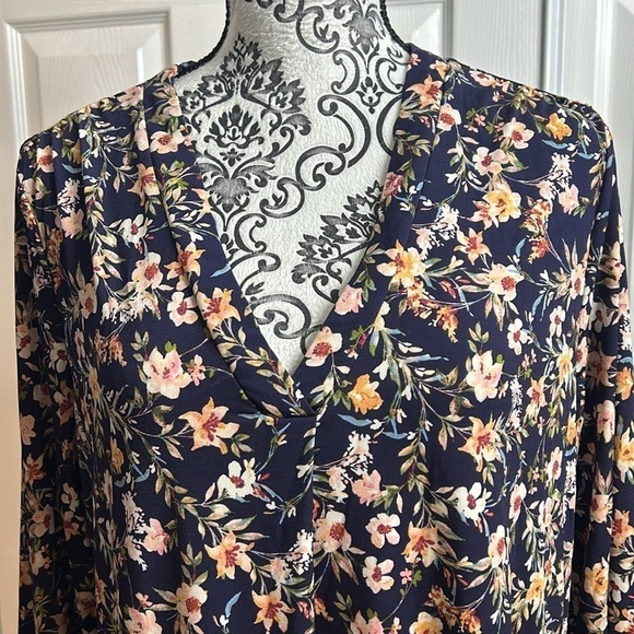 Two By Vince Camuto Blue Floral V Neck Blouse L - Picture 2 of 6
